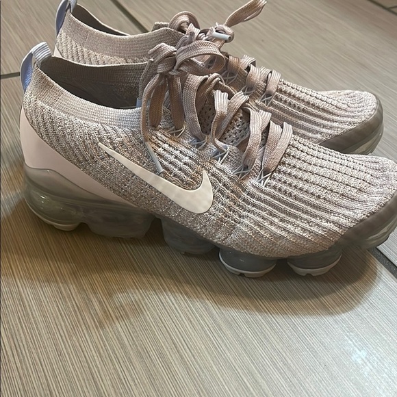 Nike Women's Gray Running Shoes - Picture 1 of 7